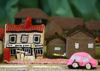Британские пенсионеры связали из шерсти свою деревню в миниатюре