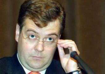 Медведев утвердил комендантский час для несовершеннолетних