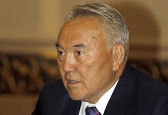 Назарбаев наградил президента ФИФА орденом "Достык"