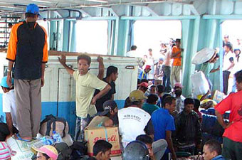 Паром с 250 пассажирами затонул в Индонезии