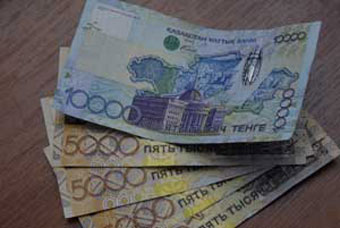 Средняя зарплата казахстанцев составила 500 долларов 
