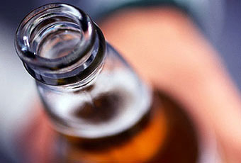Четверо из пяти британских подростков употребляют алкоголь и наркотики