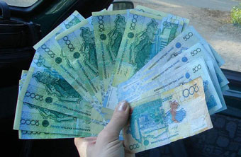 Казахстанские банки скупают доллар в ожидании девальвации тенге