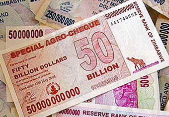 Зимбабве перешла на доллары из-за 231-процентной инфляции