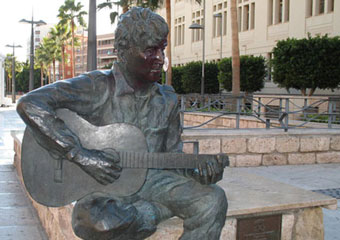 В Испании восстановят оскверненную вандалами статую Джона Леннона