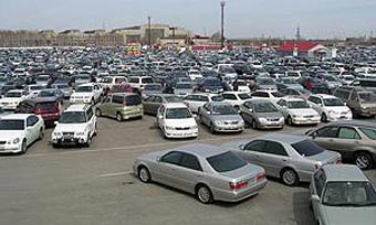 В январе продажи машин в России сократились на 45 процентов