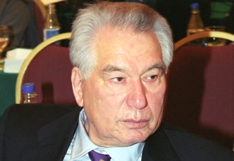 Курманбек Бакиев подписал указ "Об увековечении памяти Чингиза Айтматова"