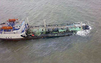В Индонезии при кораблекрушении пропали без вести 13 человек