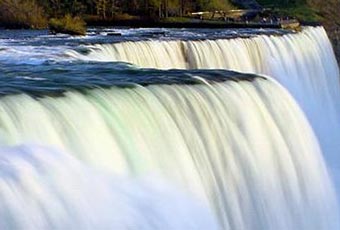 Мужчина прыгнул с 56-метрового Ниагарского водопада