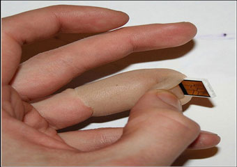 Финский программист превратил свой палец в флэш-карту