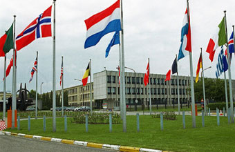 400 пацифистов хотели проникнуть в штаб-квартиру НАТО