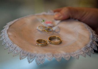 Из-за долгов семьи 8-летнюю девочку выдали замуж