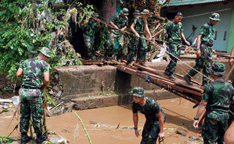 Число жертв прорыва дамбы в Джакарте достигло 77 человек