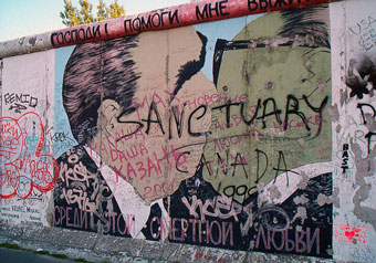 Изображение Брежнева убрали с Берлинской стены