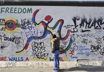40 художников восстановят граффити Берлинской стены
