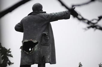Неизвестные взорвали памятник Ленину в Санкт-Петербурге 