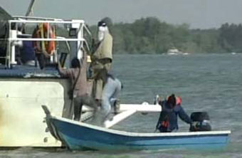 Сомалийские пираты напали на пассажирское судно