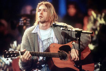 Разбитую гитару лидера Nirvana продали за 100 тысяч долларов