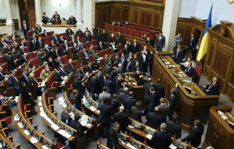 Украинская оппозиция заблокировала работу парламента