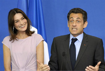 Жену Саркози попросили спеть на чемпионате мира по футболу 