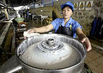 Производитель отравленного меламином китайского молока обанкротился