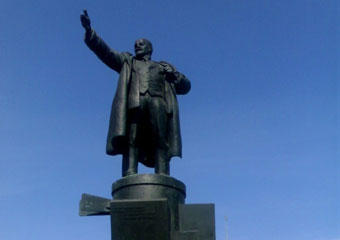 В Украине взорвали памятник Ленину
