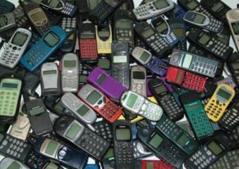 Продажи сотовых телефонов сократились на треть