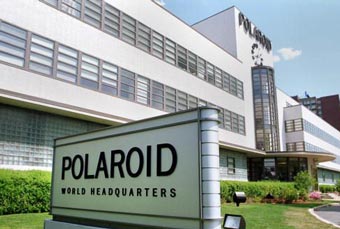 Суд отменил продажу компании Polaroid
