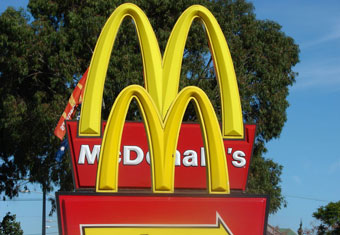Вывеска McDonald's покалечила двух американцев