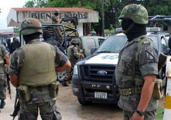 В Мексике в столкновении с наркоторговцами погибли 8 полицейских