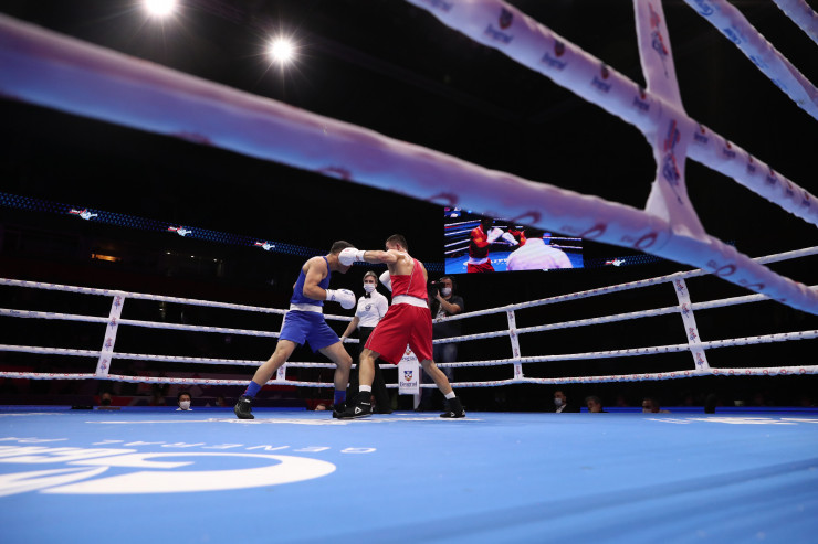21-летний дебютант сборной Казахстана отправил соперника в нокдаун и одержал третью победу на ЧМ по боксу. Фото 5