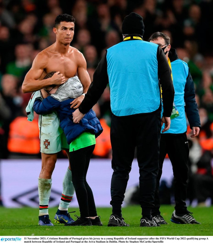 Маленькая девочка прорвалась на поле в матче Португалии, чтобы обнять Роналду. Фото 3