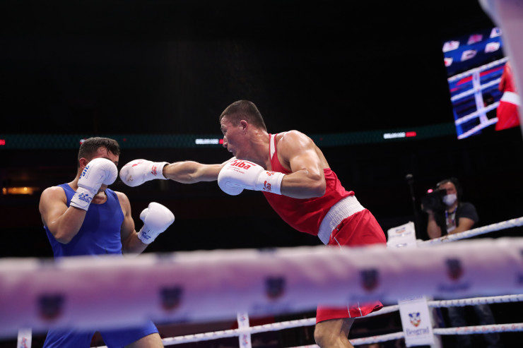 21-летний дебютант сборной Казахстана отправил соперника в нокдаун и одержал третью победу на ЧМ по боксу. Фото 10