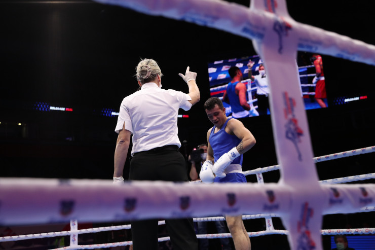 21-летний дебютант сборной Казахстана отправил соперника в нокдаун и одержал третью победу на ЧМ по боксу. Фото 6