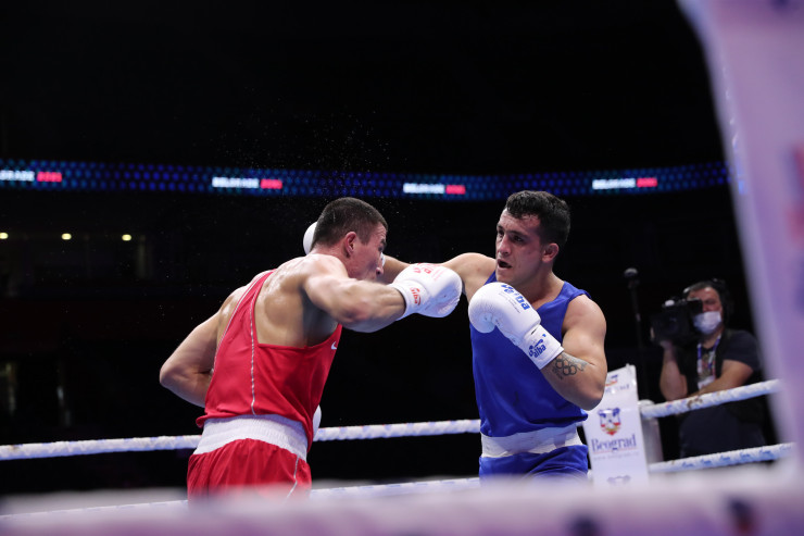 21-летний дебютант сборной Казахстана отправил соперника в нокдаун и одержал третью победу на ЧМ по боксу. Фото 8