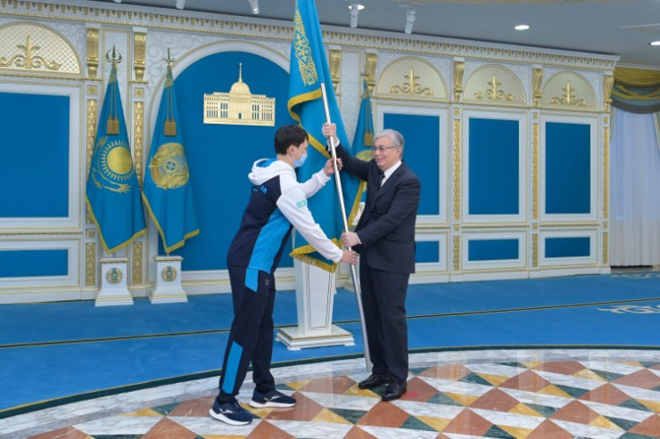 Названы знаменосцы Олимпиады-2022. Токаев передал флаг казахстанским спортсменам. Фото 1