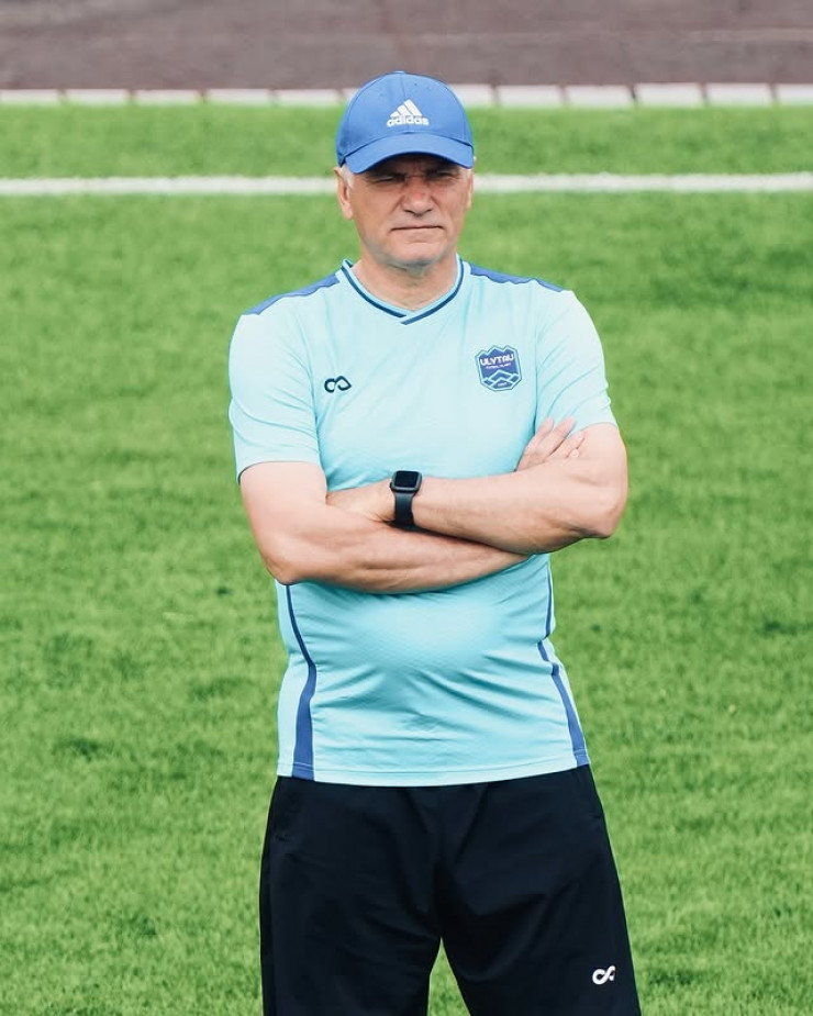 Иван Азовский следит за тренировочным процессом