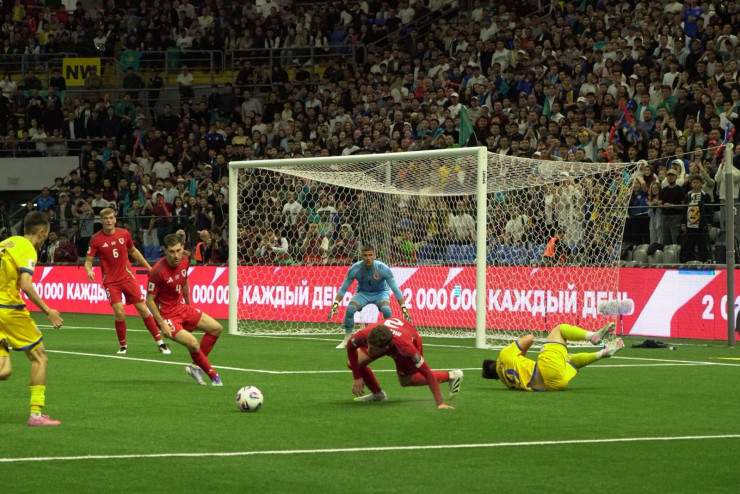 Опасный момент у ворот сборной Уэльса