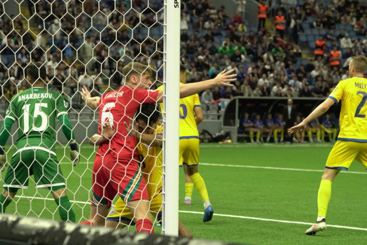 Игровой момент у ворот сборной Казахстана