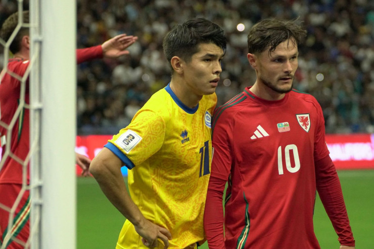 Галымжан Кенжебек (слева)