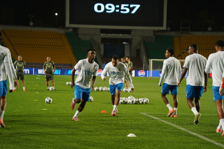 Винисиус и Мбаппе тренируются на стадионе в Алматы