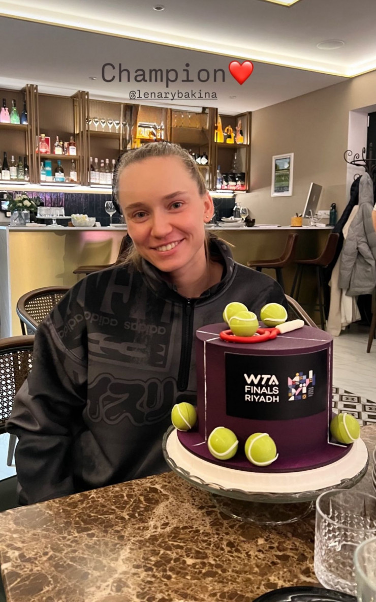 Подарочный торт для Елены Рыбакиной после Итогового турнира WTA