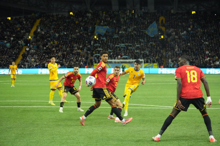 Галымжан Кенжебек в окружении бельгийцев