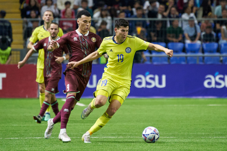 Макс Эбонг и Бахтиер Зайнутдинов борятся за мяч