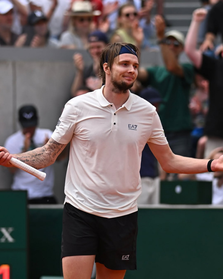 Александр Бублик в матче с Алексом Де Минауром на Ролан Гаррос