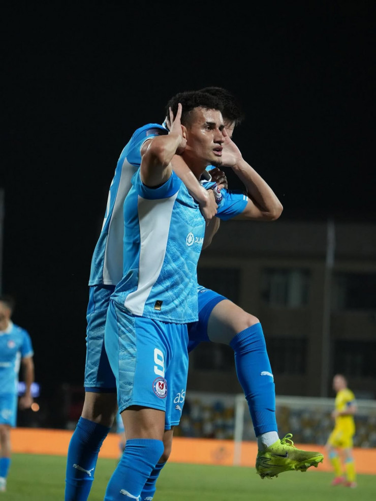 Эвертон празднует гол в ворота 