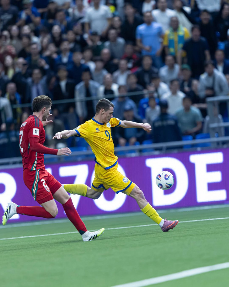 Ислам Чесноков наносит удар в игре с Уэльсом