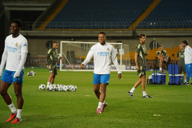 Килиан Мбаппе на тренировке в Алматы