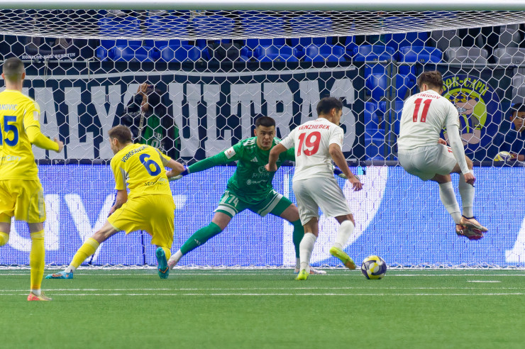 Галымжан Кенжебек бьёт по воротам 