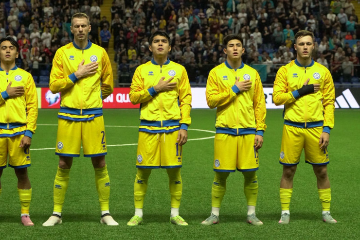 Игроки сборной Казахстана перед началом матча с Уэльсом